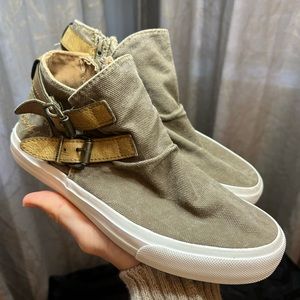 Boys size 7 Blowfish Malibu Kicks Flawless Condition